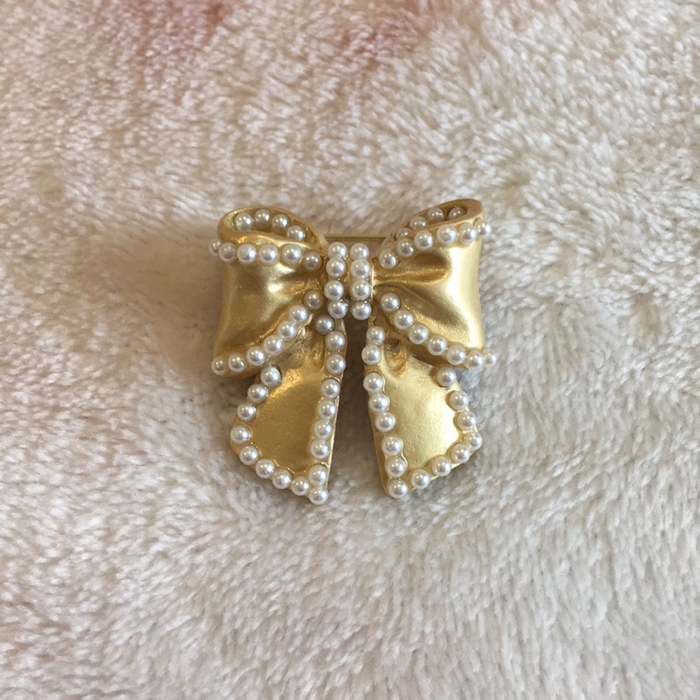 Buffed Gold and Faux Pearl Bow Fashion Pin Brooch designer Accessory NWT 1x1.25” - Picture 12 of 12